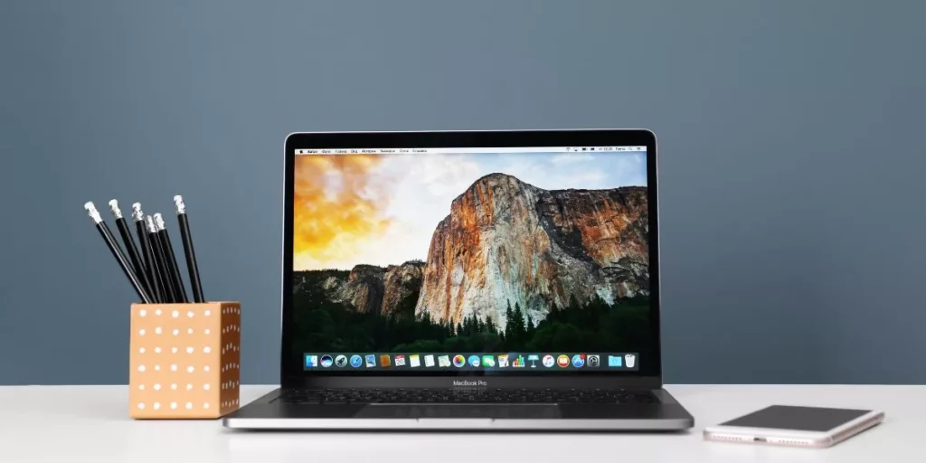 macbook vs windows laptops 1024x512.webp.webp