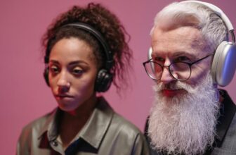 headphones vs headset differences 1024x684.jpeg