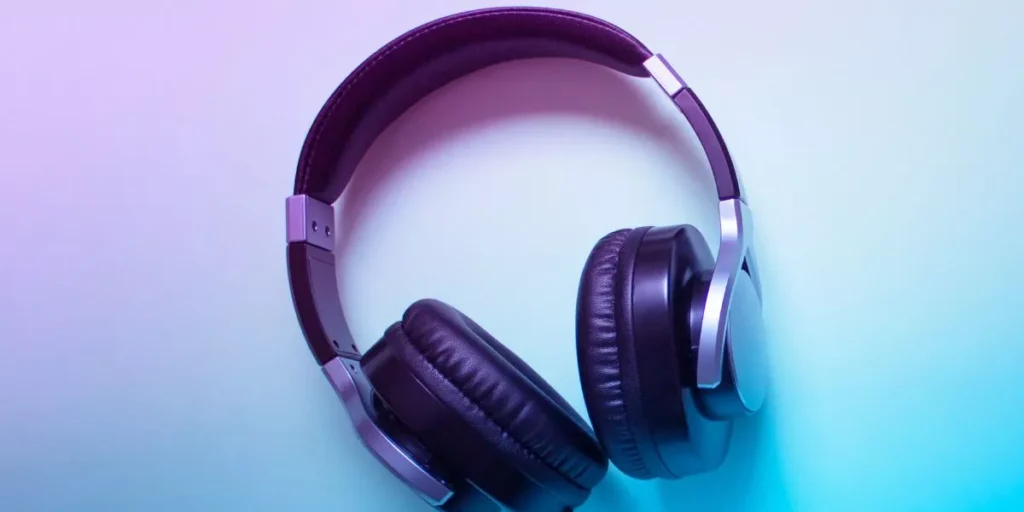 noise cancelling headphones 1024x512.webp.webp